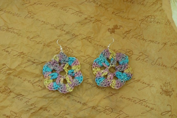 free crochet flower earrings pattern