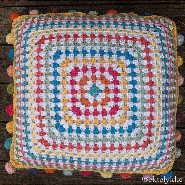 ektelykke crochet square cushion