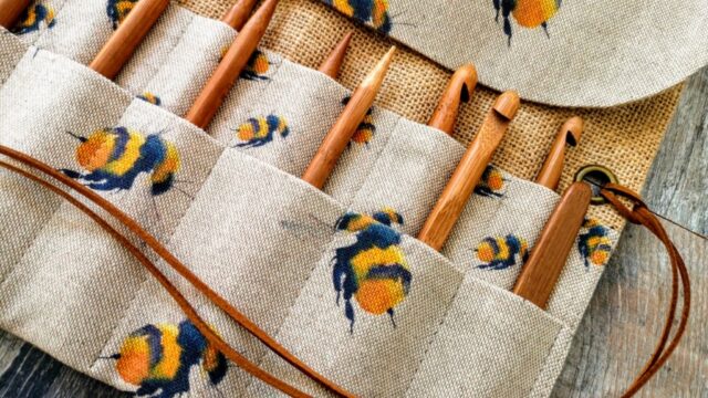 Retro Needle Holder Bee Knitting Crochet Hook