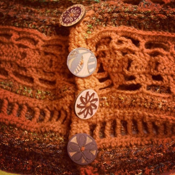gigididthis isntagram crochet shawl with buttons