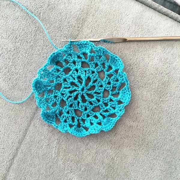 audra_hooknowl crochet doily blue