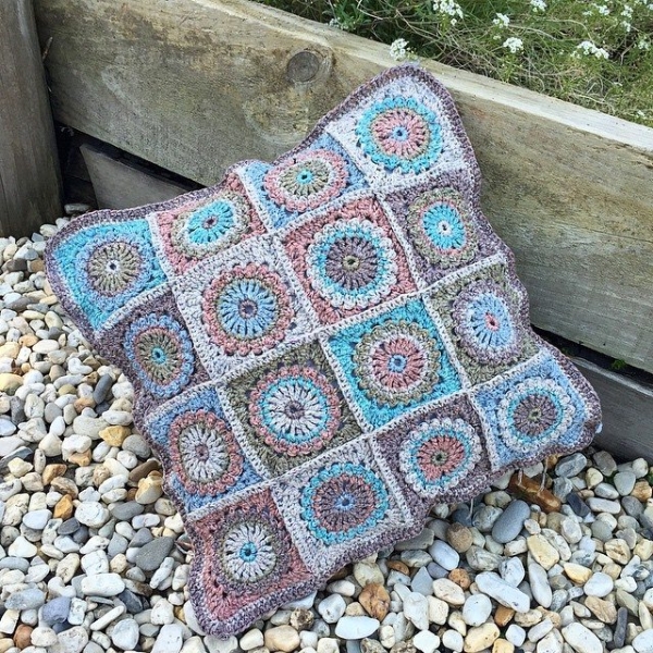 _._._heartherhart_._._ crochet cushion