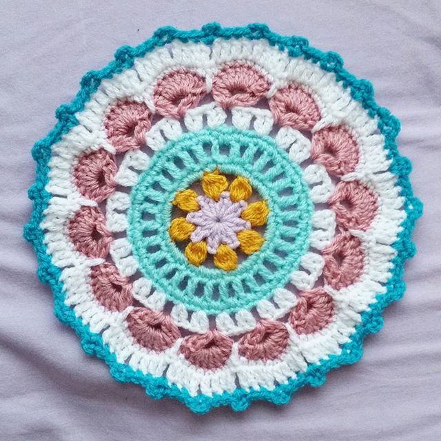madebylouiza crochet mandala