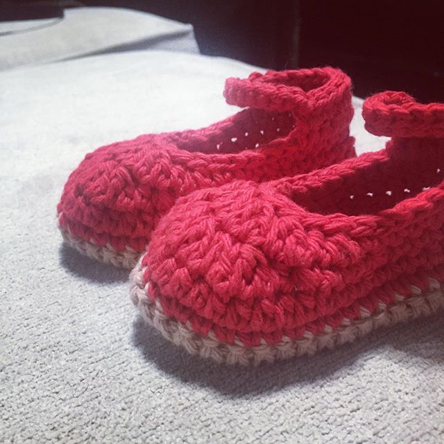 audra_hooknowl crochet red booties