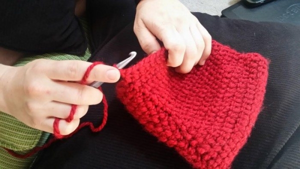 how to hold crochet hook