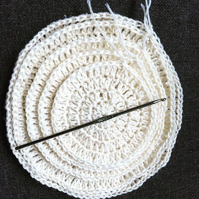 mandala crochet in white