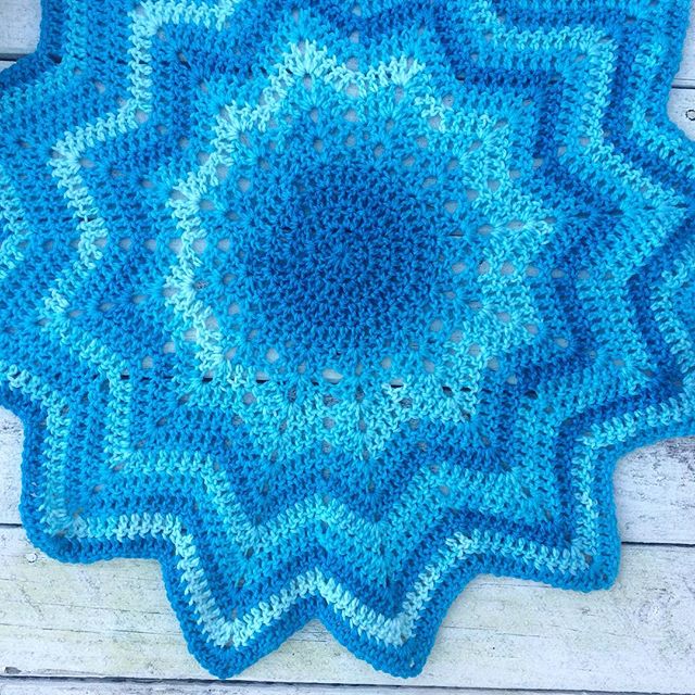 thatgirlwhocrochets crochet blue ripple star blanket