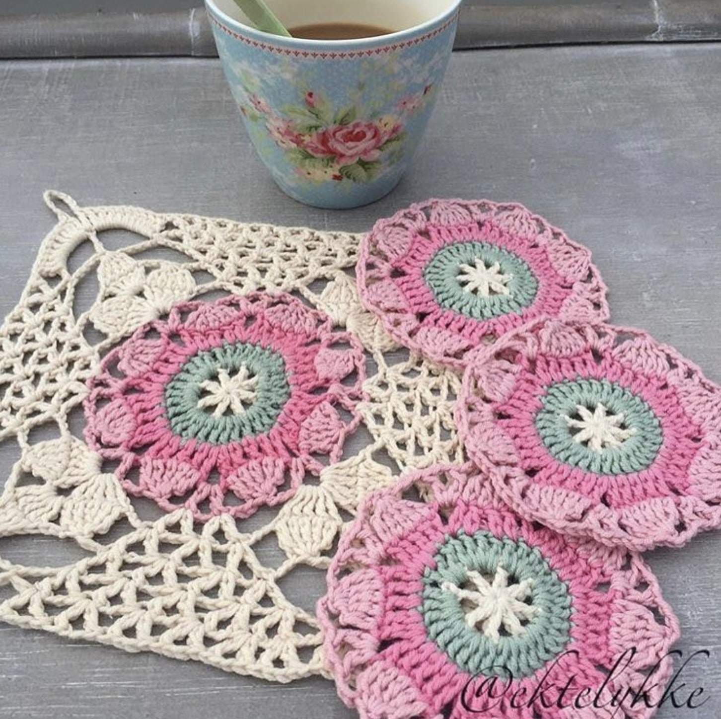 Crocheter rustic lace square