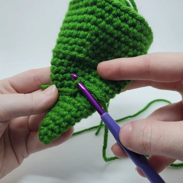 Attaching the green yarn to the first row of BLO loops