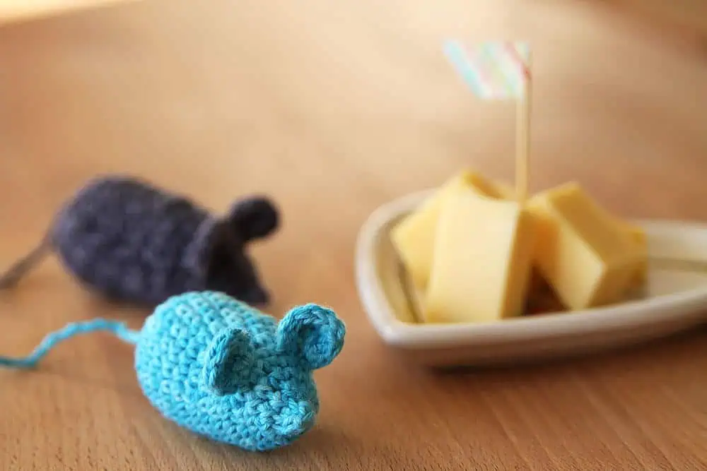 15 Free Animal Crochet Patterns for Your Lovely Pets 15 eeky Mice Cat Toy Free Crochet Pattern by Kirsten Ballering from haakmaarraak.nl