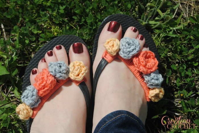 Free flip flop flower crochet pattern comes with directions for 4 different flower sizes. Ill be rocking these all summer long.