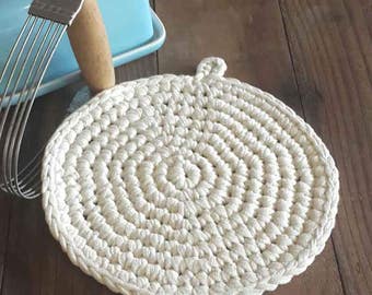 Chic Round Crochet Potholder Pattern