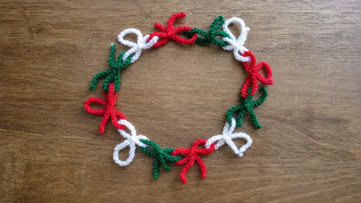 Free Christmas Garland Crochet Pattern: Festive Crafting!, handmade crochet project